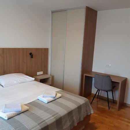 Apartments Mare Малинська Екстер'єр фото